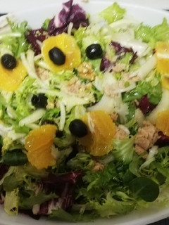 Una foto de Ensalada de brotes tiernos y naranja