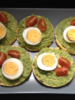 Una foto de Tortitas de maíz con aguacate
