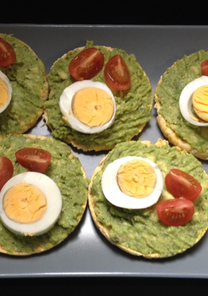 Una foto de Tortitas de maíz con aguacate