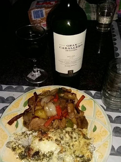 Una foto de Mero al horno con guarnición de vegetales