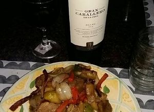 Una foto de Mero al horno con guarnición de vegetales