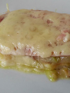 Una foto de Gratén de calabacín, jamón york y queso