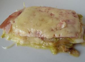Una foto de Gratén de calabacín, jamón york y queso