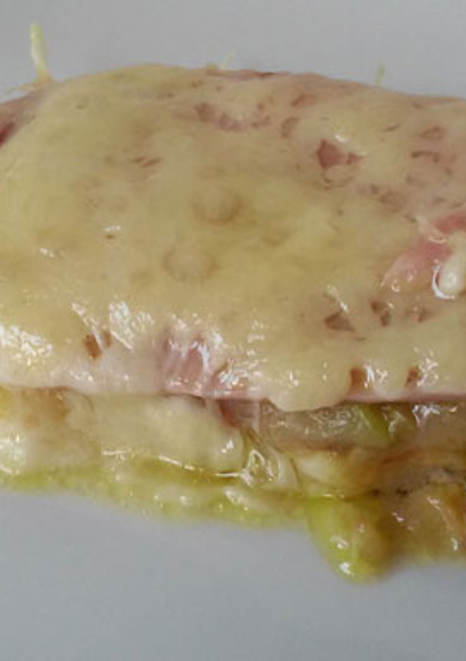 Una foto de Gratén de calabacín, jamón york y queso