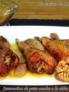 Una foto de Jamoncitos de pavo asados a la sidra con manzanas reineta