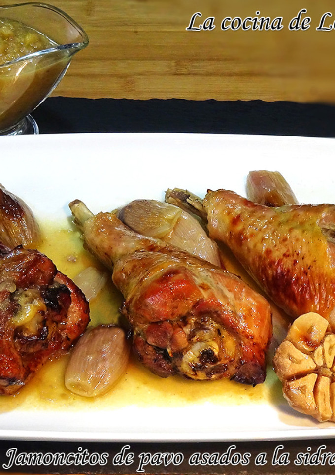 Una foto de Jamoncitos de pavo asados a la sidra con manzanas reineta