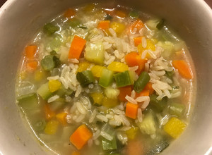 Una foto de Sopa De Arroz integral con verduras