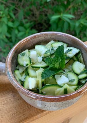 Une photo de Tartare de courgette, feta et menthe