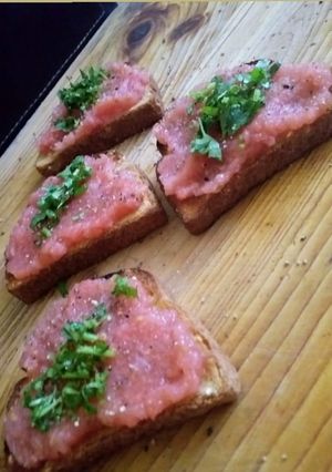 Una foto de Desayuno típico de España tomate con ajo y perejil 🇪🇸