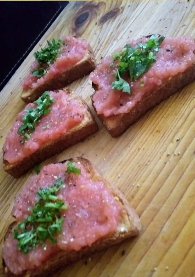 Una foto de Desayuno típico de España tomate con ajo y perejil 🇪🇸