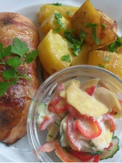 Banánnal töltött csirkemell baconbe tekerve, sütőtök körettel és vegyes salátával recept fotója