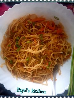હક્કા નુડલ્સ (Hakka Noodles Recipe In Gujarati) રેસીપી મુખ્ય ફોટો