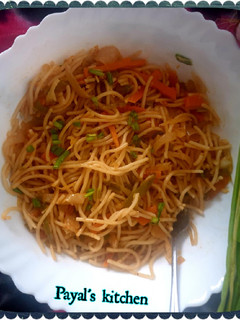 હક્કા નુડલ્સ (Hakka Noodles Recipe In Gujarati) રેસીપી મુખ્ય ફોટો