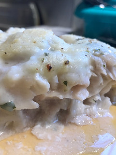 Una foto de Blanca y radiante va la...(Merluza con salsa blanca gratinada)