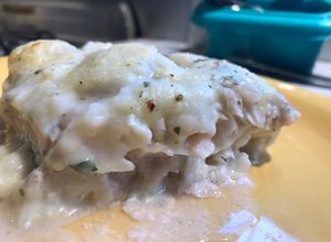 Una foto de Blanca y radiante va la...(Merluza con salsa blanca gratinada)