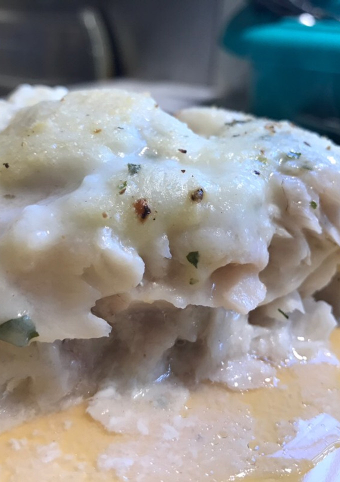 Una foto de Blanca y radiante va la...(Merluza con salsa blanca gratinada)