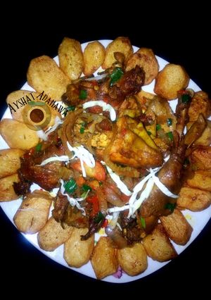 A picture of Spicy baked potatoes and peppered chichen.
