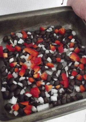 Una foto de Frijoles navideños negros y pico de gallo con tequila