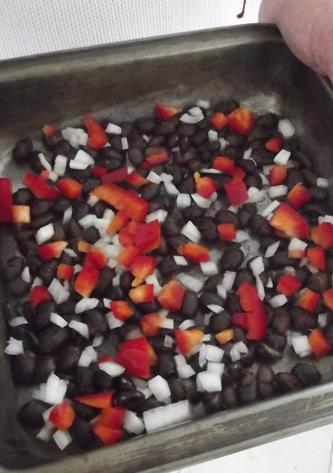 Una foto de Frijoles navideños negros y pico de gallo con tequila