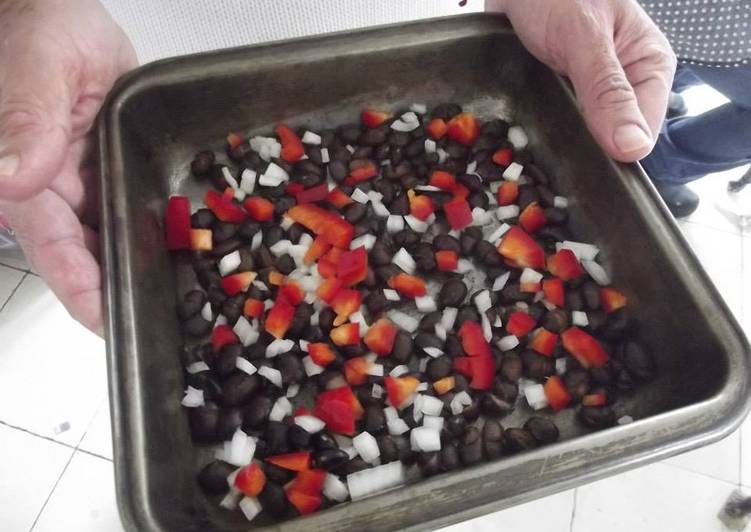 Frijoles navideños negros y pico de gallo con tequila