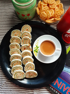 તંદૂરી પીનવ્હીલ સેન્ડવીચ રેસીપી મુખ્ય ફોટો