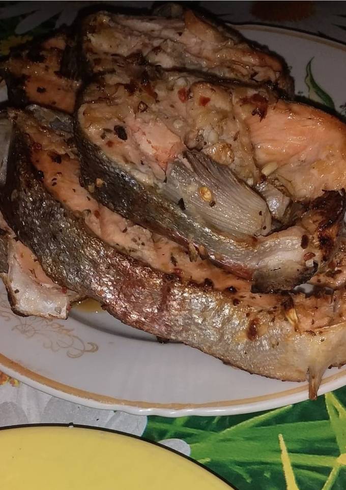 Семга, жареная на мангале