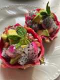 Postre de fruta del dragón, aguacate, granada y miel