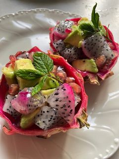 Una foto de Postre de fruta del dragón, aguacate, granada y miel