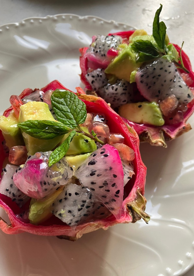 Una foto de Postre de fruta del dragón, aguacate, granada y miel