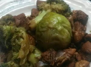 Una foto de Pollo con brócoli y col de Bruselas