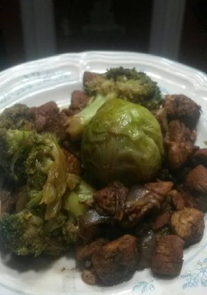 Una foto de Pollo con brócoli y col de Bruselas