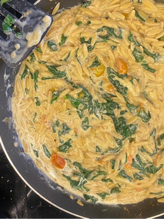 Una foto de Orzo de espinaca con tomate dulce