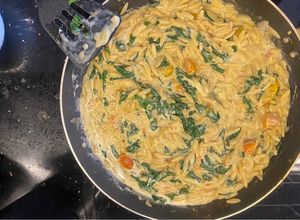 Una foto de Orzo de espinaca con tomate dulce