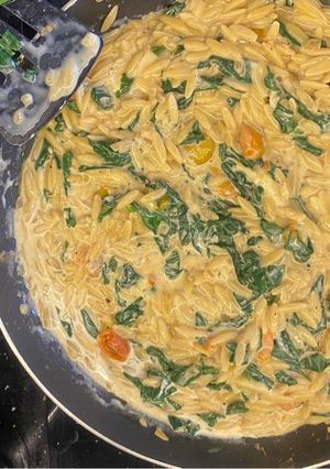 Una foto de Orzo de espinaca con tomate dulce