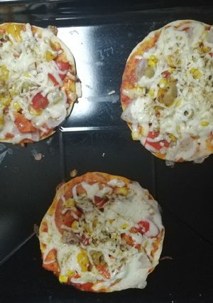 વેજ. ચીઝ પીઝા (Veg. Cheese Pizza Recipe In Gujarati) રેસીપી મુખ્ય ફોટો