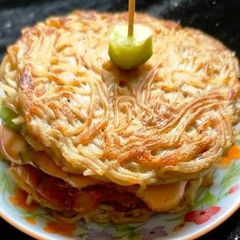 A picture of Noodles burger.