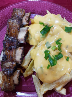 Una foto de Asado al horno acompañado de papas con cheddar 😛