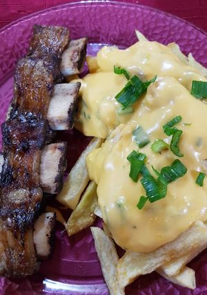 Una foto de Asado al horno acompañado de papas con cheddar 😛