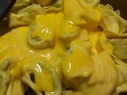 Una foto di tortellini di formaggio