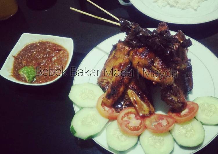 Bagaimana Menyiapkan Bebek Bakar Madu Menggugah Selera