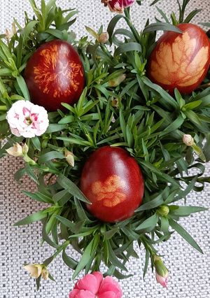 Lila hagyma héjával festett tojás recept fotója