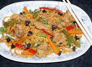Una foto de YAKISOBA. FIDEOS FRITOS AL ESTILO JAPONÉS