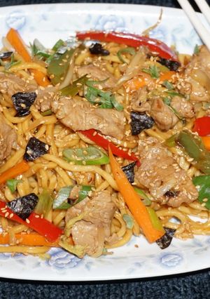 Una foto de YAKISOBA. FIDEOS FRITOS AL ESTILO JAPONÉS