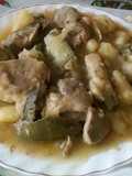Cordero con alcachofas y patatas
