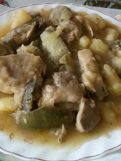 Una foto de Cordero con alcachofas y patatas