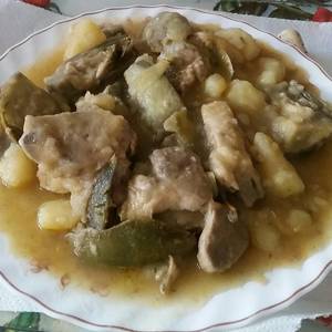 Cordero con alcachofas y patatas
