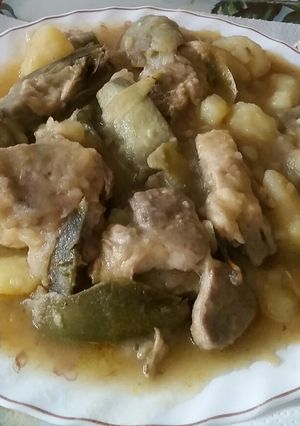 Una foto de Cordero con alcachofas y patatas