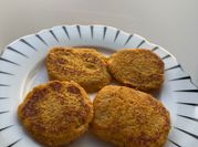 Una foto de pechugas de pollo fileteada