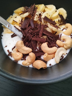 Una foto de Yogur natural con plátano y anacardos