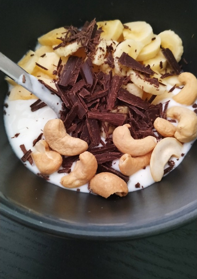 Una foto de Yogur natural con plátano y anacardos